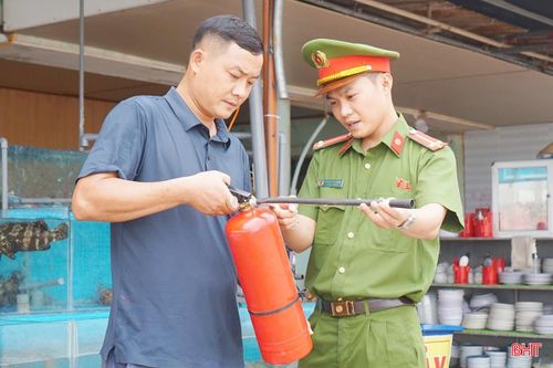 Lực lượng Cảnh sát PCCC&amp;CNCH tuyên truyền công tác phòng chống cháy nổ tới các tầng lớp nhân dân trên địa bàn.