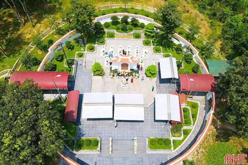 Các địa chỉ đỏ thu hút đông đảo du khách trong dịp nghỉ lễ.