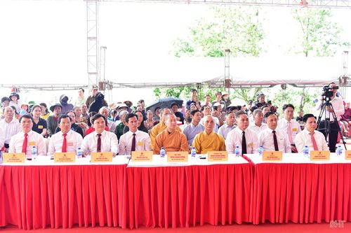 Các đại biểu tham dự lễ.