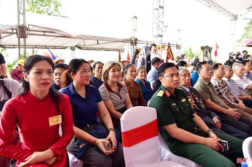  Đông đảo người dân và du khách thập phương tham dự lễ. 