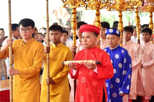 Lễ giỗ được tổ chức trang nghiêm, thành kính.