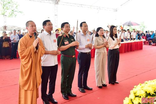 Sau phần tế lễ, Thiếu tướng Đoàn Xuân Bường - Chính ủy Quân khu 4; Trưởng ban Tuyên giáo và Dân vận Tỉnh ủy Hà Văn Hùng; Phó Chủ tịch UBND tỉnh Nguyễn Thị Nguyệt cùng đại diện lãnh đạo một số đơn vị dâng hương tưởng nhớ các Vua Hùng.