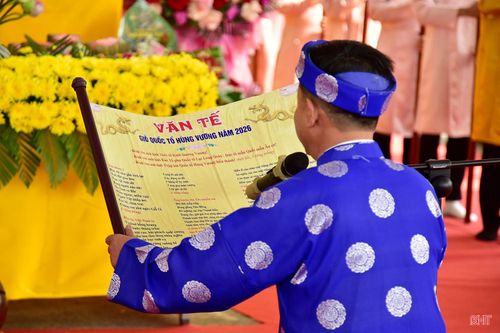  Chủ tịch UBND phường Nam Hồng Lĩnh Tôn Quang Ngọc chủ lễ tế Quốc Tổ Hùng Vương. 