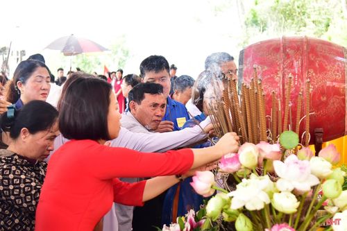 Lãnh đạo địa phương và du khách thập phương thắp hương tưởng nhớ các Vua Hùng.