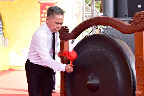 Bí thư Đảng ủy phường Nam Hồng Lĩnh Nguyễn Hữu Khiếu và Chủ tịch UBND phường Tôn Quang Ngọc đánh trống, đánh chiêng khai lễ.