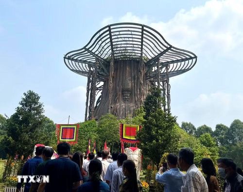 Người dân dâng hương tưởng nhớ các Vua Hùng tại Đền thờ Vua Hùng ở Bình Dương (cũ). (Ảnh: Huyền Trang/TTXVN)