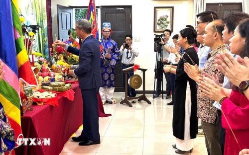 Cán bộ, nhân viên Đại sứ quán Việt Nam tại Malaysia dâng hương tại buổi lễ. (Ảnh: Viên Luyến/TTXVN)