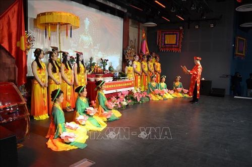 Phần nghi lễ trọng tâm diễn ra trong không khí linh thiêng với nghi thức đọc văn khấn trước bàn thờ Quốc Tổ. Ảnh: Hữu Chiến/PV TTXVN tại Pháp