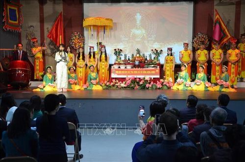 Lễ Giỗ Tổ Hùng Vương được tổ chức trang nghiêm tại Trung tâm Văn hóa Việt Nam tại Pháp. Ảnh: Hữu Chiến/PV TTXVN tại Pháp