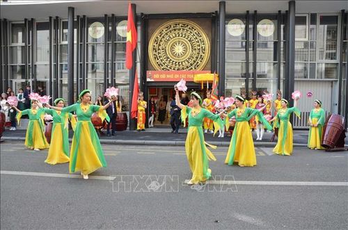 Màn múa đèn trong Lễ Giỗ Tổ Hùng Vương tại Pháp. Ảnh: Hữu Chiến/PV TTXVN tại Pháp