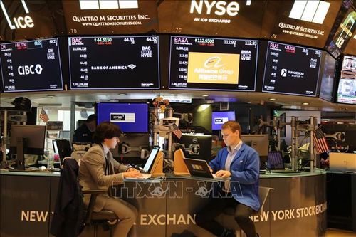 Giao dịch viên tại Sàn chứng khoán New York, Mỹ. Ảnh: THX/TTXVN