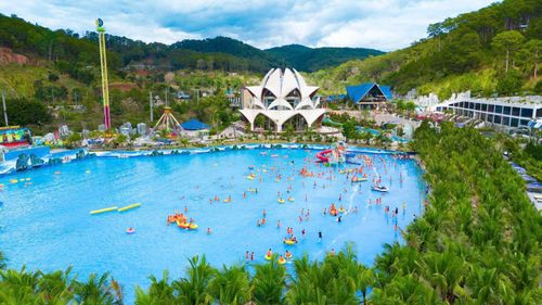 Thời tiết nắng nóng nên du khách ưu tiên chọn các điểm đến vui chơi có hồ bơi và gần với thiên nhiên.