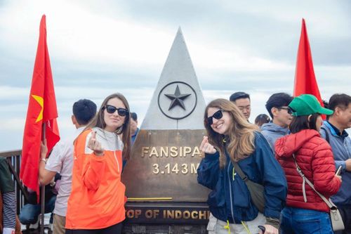 Du khách nước ngoài check-in trên đỉnh Fansipan.