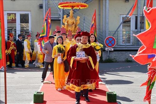 Nghi lễ rước kiệu trong lễ hội Giỗ Tổ Hùng Vương tại Trung tâm Thương mại Sapa, thủ đô Praha, Cộng hòa Séc.