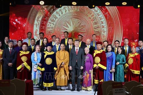 Đại sứ Dương Hoài Nam chụp ảnh lưu niệm cùng các thành viên Hội đồng hương Phú Thọ và Hội đồng hương Vĩnh Phúc.