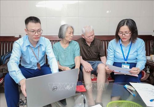 Tổ hỗ trợ chuyển đổi số phường Phúc Lợi (thành phố Hà Nội) đã trực tiếp đến tận nhà thực hiện chứng thực chữ ký ủy quyền nhận lương hưu cho cụ Nguyễn Thị Chỉ và ông Đặng Đình Khoa do tuổi cao, sức yếu. Hoạt động thiết thực này góp phần đẩy mạnh cải cách hành chính, lan tỏa tinh thần phục vụ nhân dân. Ảnh: Phan Phương/TTXVN