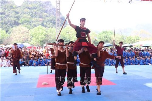 Tiết mục lồng ghép giữa võ thuật và xiếc được biểu diễn tại chương trình.