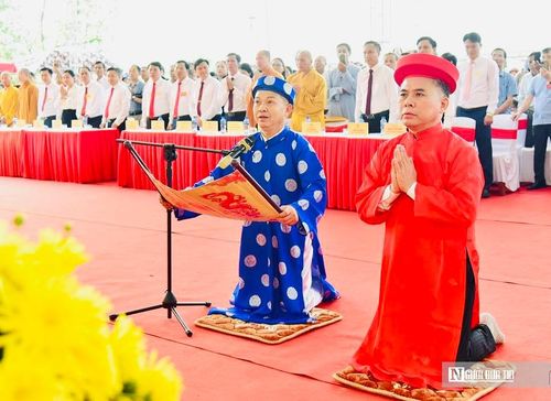 Khu di tích Đại Hùng được xây dựng vào thời nhà Trần (thế kỷ XIV). Nằm trên ngọn Mồng Gà, thuộc 1 trong 99 ngọn của núi Hồng Lĩnh, Khu di tích lịch sử văn hóa Đại Hùng gồm 2 công trình chính là: Chùa Đại Hùng và đền thờ Thủy Tổ Kinh Dương Vương và các Vua Hùng. Đây là di tích duy nhất trên địa bàn tỉnh Hà Tĩnh có phối thờ Thủy tổ Kinh Dương Vương và các Vua Hùng với những giá trị văn hóa lịch sử tâm linh. Trong đó, chùa Đại Hùng đã được xếp hạng cấp tỉnh năm 2008.