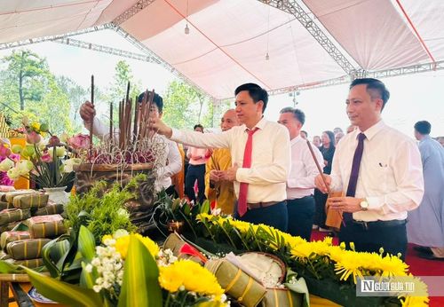 Các lễ vật được dâng lên giỗ Tổ là các sản phẩm từ nông nghiệp như bánh chưng, bánh tét, và các sản vật của địa phương.