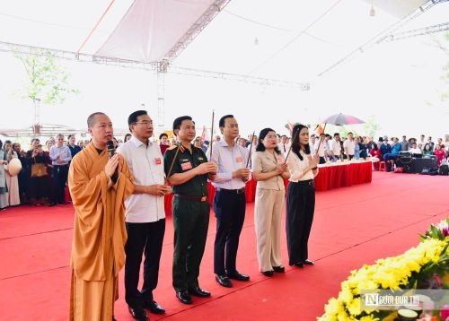 Vào những ngày này, các tăng ni phật tử cùng đông đảo du khách trong và ngoài tỉnh lại hành hương về di tích đại hùng, về với kinh đô Ngàn Hống để dâng nén tâm hương hướng về cội nguồn dân tộc với tất cả tấm lòng thành kính tri ân.