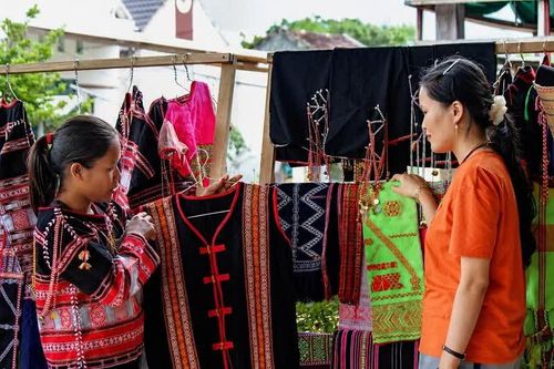 Người dân Canh Tiến giới thiệu sản phẩm dệt thổ cẩm của làng.