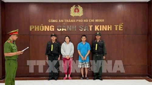 Hai 2 bị can là vợ chồng Nguyễn Thị Mỹ Phụng và Phạm Tuấn Thanh bị bắt tạm giam. Ảnh: TTXVN phát