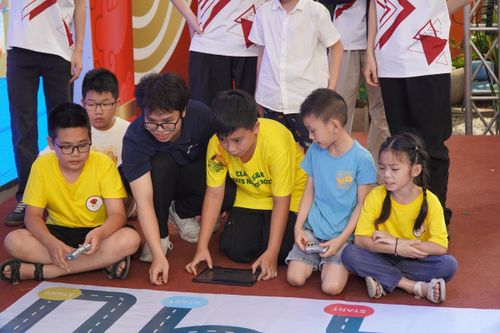 Qua từng trang sách, công nghệ không còn là điều xa vời.