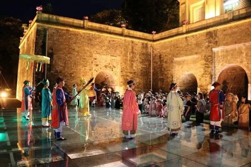 Khách du lịch khám phá khu di sản Hoàng thành Thăng Long về đêm