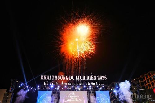Người dân thích thú ghi lại hình ảnh pháo hoa bùng nổ trên cao.