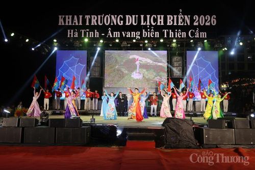 Ngay sau phần khai mạc là chương trình nghệ thuật đặc sắc với chủ đề: “Hà Tĩnh – Âm vang biển Thiên Cầm”. Chương trình gồm 3 phần: “Hà Tĩnh - Một khúc tâm tình”; “Khát vọng biển xanh” và “Hà Tĩnh - Cánh cửa tương lai” với sự thể hiện của nhiều nghệ sỹ, ca sỹ nổi tiếng.
