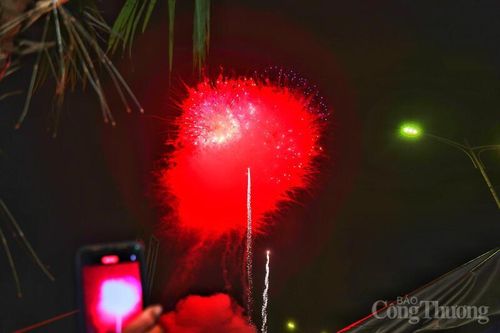 Với 130 giàn, màn bắn pháo hoa kéo dài 15 phút mang đến cho khán giả những khoảnh khắc đẹp, mở ra nhiều kỳ vọng về một mùa du lịch thắng lợi.