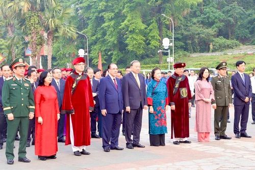 Tổng Bí thư, Chủ tịch nước Tô Lâm đã dẫn đầu đoàn lãnh đạo Đảng, Nhà nước thành kính dâng hương tưởng niệm các Vua Hùng. Ảnh: CTV