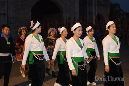 Các đoàn dâng hương, rước kiệu, tế lễ đã có mặt từ sáng sớm, sẵn sàng phục vụ nghi lễ.