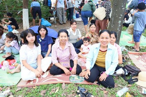 Người dân háo hức trải chiếu, chờ đón chính lễ Giỗ Tổ tại Đền Hùng. Ảnh: Phương Hà, Thúy Hường