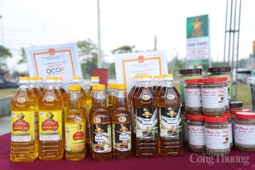Tại gian hàng trưng bày dòng sản phẩm dầu lạc Thắm An, chị Phạm Thị Thắm, chủ cơ sở bày tỏ, dầu lạc của chúng tôi được ép từ những hạt lạc vùng đất cát Hương Sơn, giữ trọn mùi thơm và dinh dưỡng tự nhiên. “Đưa sản phẩm về với lễ hội du lịch biển Thiên Cầm, cơ hội tiếp cận khách du lịch ngoại tỉnh rất lớn. Ngay từ sáng sớm, đã có nhiều đoàn khách từ Hà Nội, Nghệ An ghé thăm, dùng thử và đặt mua làm quà”, chị Thắm phấn khởi.