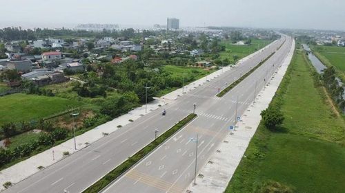 Tuyến đường bộ ven biển đoạn qua phường Nam Sầm Sơn tạo không gian phát triển du lịch.