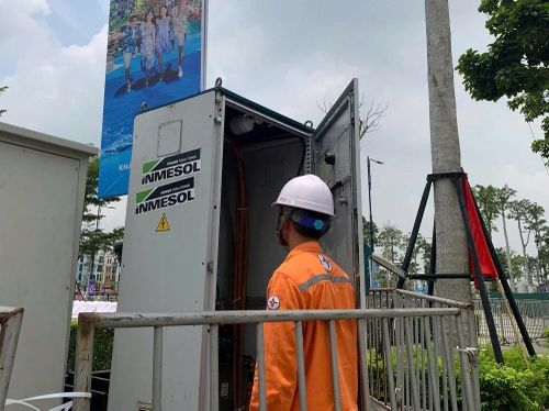 Nhân viên Điện lực Sầm Sơn - Công ty Điện lực Thanh Hóa kiểm tra hệ thống điện tại khu vực Quảng trường biển.