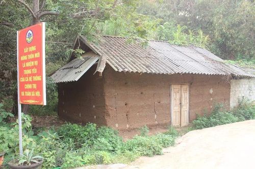 Dù chịu tác động mạnh mẽ của cuộc sống hiện đại, đồng bào Mông xứ Thanh vẫn bảo tồn, gìn giữ được nếp nhà trình tường truyền thống.