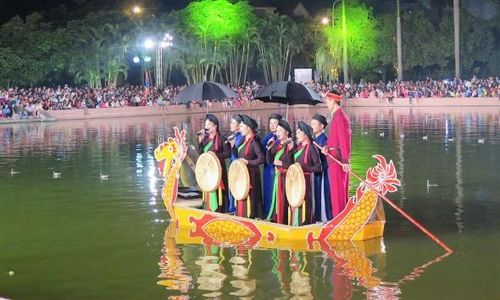 Nghệ sĩ Nhà hát Dân ca Quan họ Bắc Ninh biểu diễn tại hồ Nguyên Phi Ỷ Lan (phường Kinh Bắc).