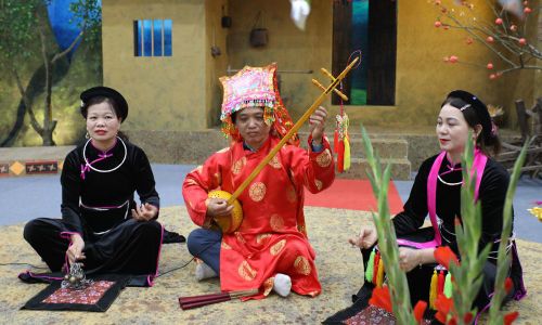 Nghệ nhân Lục Văn Tích biểu diễn hát then - đàn tính.