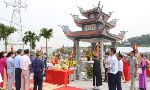  Khu lăng mộ tổ dòng họ Nguyễn Đức. 