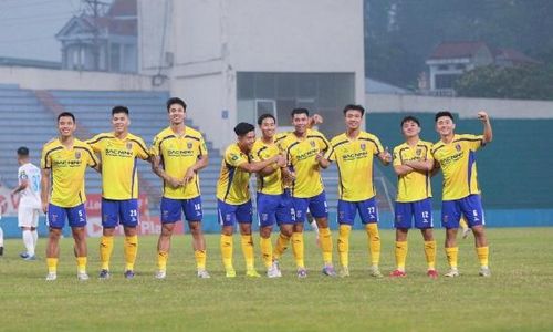 Các cầu thủ Bắc Ninh FC ăn mừng trận thắng cách biệt.