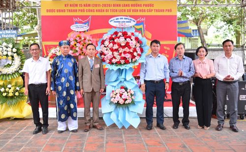 Lãnh đạo phường Liên Chiểu tặng hoa chúc mừng Lễ hội đình làng Hưởng Phước năm 2026. Ảnh: MINH KHÔI