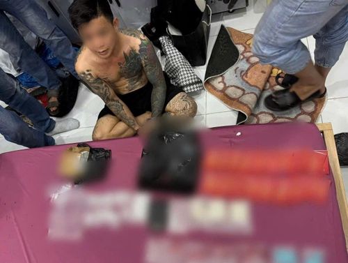 Đối tượng mua bán ma túy bị lực lượng công an bắt giữ. Ảnh: HÒA KHÁNH