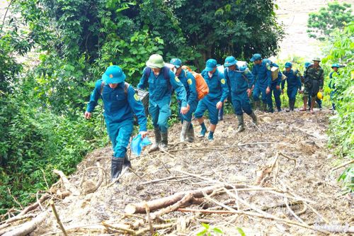 Dân quân gùi lương thực, thực phẩm tiếp tế cho người dân vùng lũ Mường Pồn năm 2024 (ảnh tư liệu).
