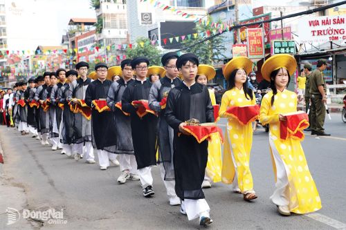Các em học sinh ở phường Tam Hiệp rước bánh chưng, bánh giầy từ UBND phường về Di tích đền thờ Quốc Tổ Hùng Vương. Ảnh: My Ny