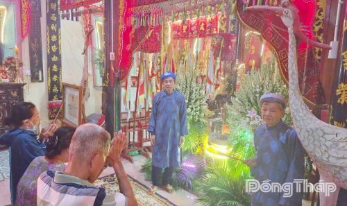 Người dân thắp hương tưởng nhớ các Vua Hùng và cầu cho một năm mưa thuận gió hòa, quốc thái dân an tại Đình thần Vĩnh Thới - Tân Hòa.
