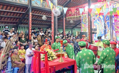 Một nghi thức tại Lễ Kỳ yên hạ điền và cúng Giỗ Tổ Hùng Vương tại Đình thần Vĩnh Thới - Tân Hòa.