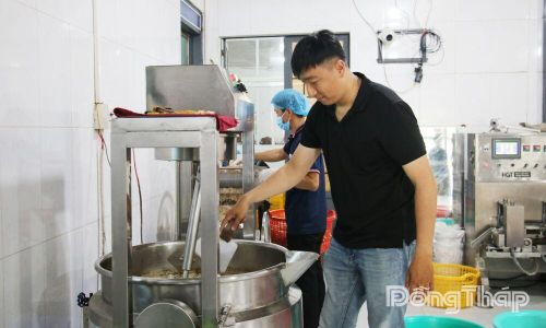 Anh Đào Thiện Hải (xã Lai Vung) khởi nghiệp với sản phẩm nem bì truyền thống. 