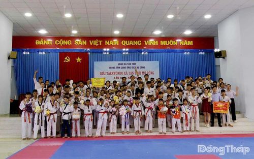Ban Tổ chức và các vận động viên chụp ảnh lưu niệm.